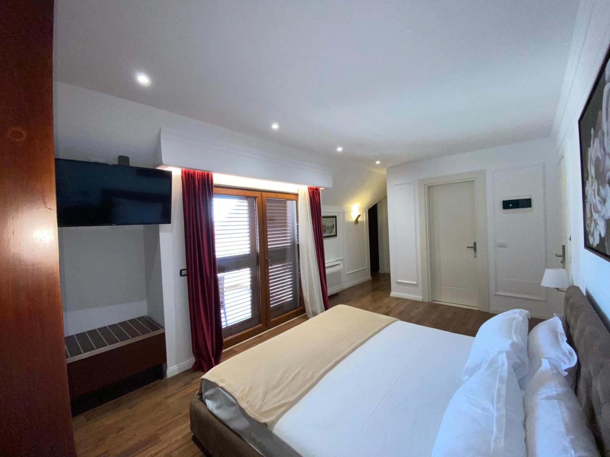Hotel Vila Zeus Rinas Exterior photo