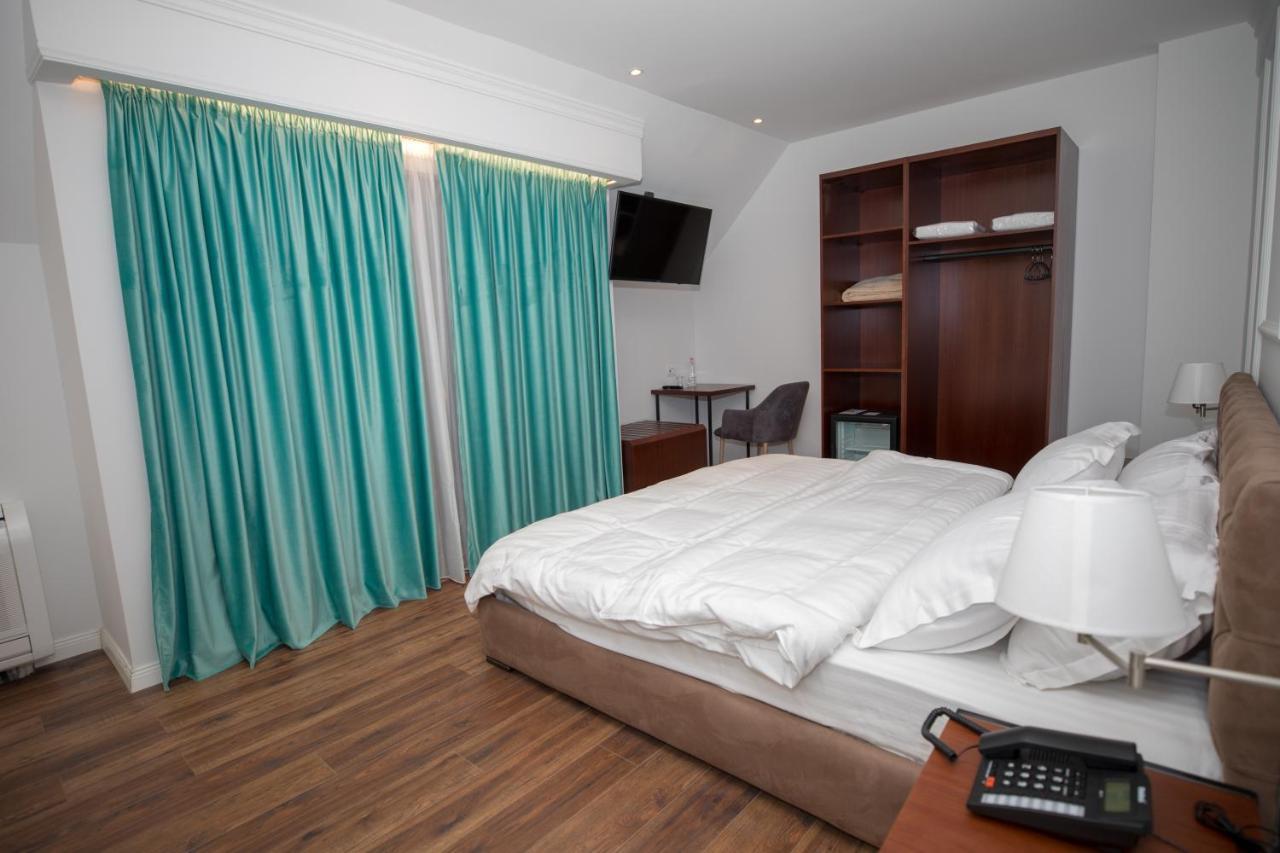 Hotel Vila Zeus Rinas Exterior photo